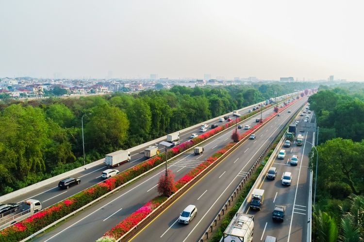 Ruas Jalan Tol Sedyatmo dibangun untuk melengkapi kawasan Bandara Internasional Soekarno-Hatta di Cengkareng, Tangerang, Banten.