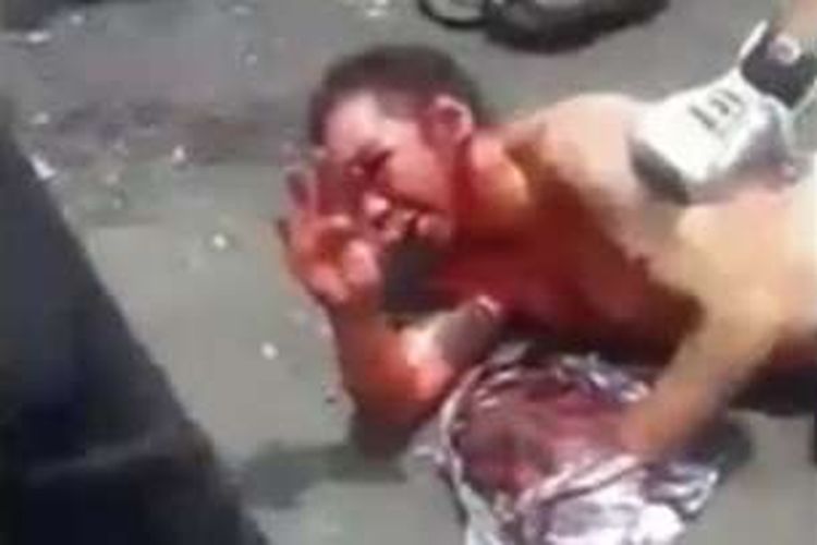 Carlos Sanchez (29) dipukuli para penumpang kereta bawah tanah setelah meraba-raba seorang penumpang perempuan.