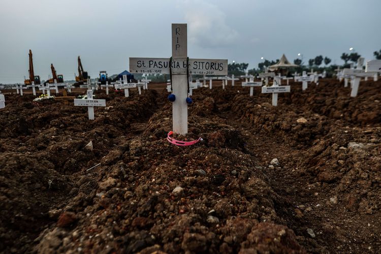 Makam korban Covid-19 di TPU Rorotan, Jakarta Utara, Jumat (23/7/2021). Pasien yang meninggal dunia bertambah 1.566, sekaligus rekor tertinggi sejak pandemi. Dengan demikian, total kasus kematian Covid-19 tembus 80.598 orang.