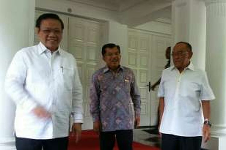 Wakil Presiden Jusuf Kalla bersama Ketua Umum Partai Golkar hasil Munas Riau, Aburizal Bakrie dan Wakil Ketua Umum Agung Laksono di kediaman dinas Kalla di bilangan Menteng, Jakarta Pusat, Rabu (3/2/2016)