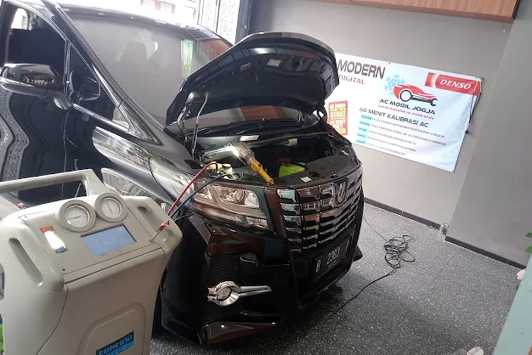 Ilustrasi perawatan AC mobil dengan alat modern
