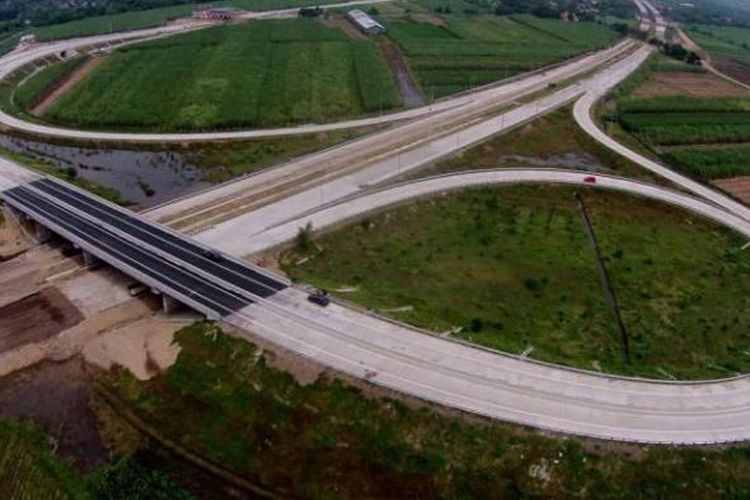 Suasana ruas jalan tol Mojokerto Barat - Mojokerto Utara, Jawa Timur, Selasa (28/06/2016). Ruas jalan tol ini akan digunakan sementara untuk jalur mudik lebaran. 