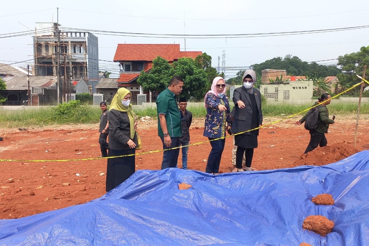 Anggota Dewan Perwakilan Rakyat Daerah (DPRD) Kota Depok mengecek lokasi penguburan sembako bantuan sosial (bansos) presiden di Lapangan KSU, Tirtajaya, Sukmajaya, Depok, Kamis (4/8/2022) siang.