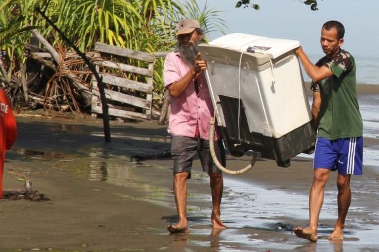 Warga menyelamatkan harta benda saat terjadinya pasang air laut (banjir rob) di pesisir pantai di kawasan Desa Ujung Kalak, Kecamatan Johan Pahlawan, Meulaboh, Kabupaten Aceh Barat, Ahad (3/7/2022) siang. 