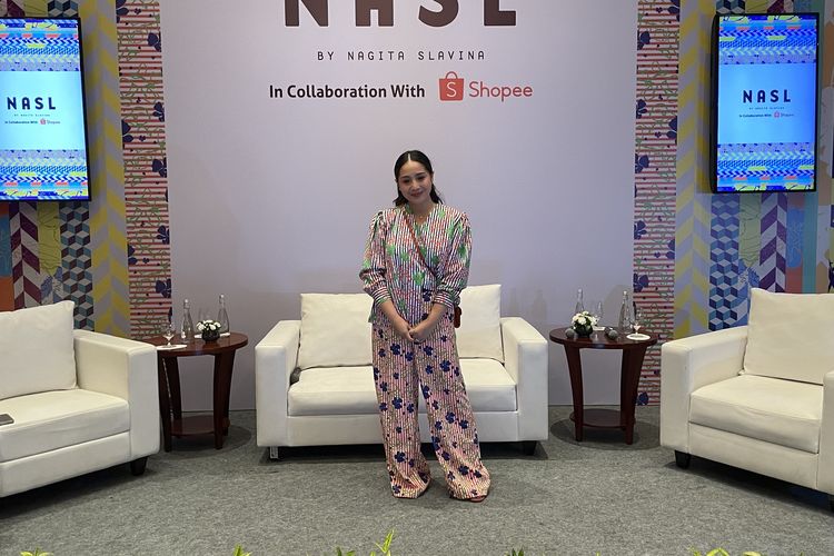 Nagita Slavina meluncurkan koleksi baju untuk lebaran tahun 2023 di bawah merek ciptaannya, NASL, dalam jumpa pers di sebuah hotel di kawasan Dharmawangsa, Jakarta Selatan, Selasa (28/3/2023).