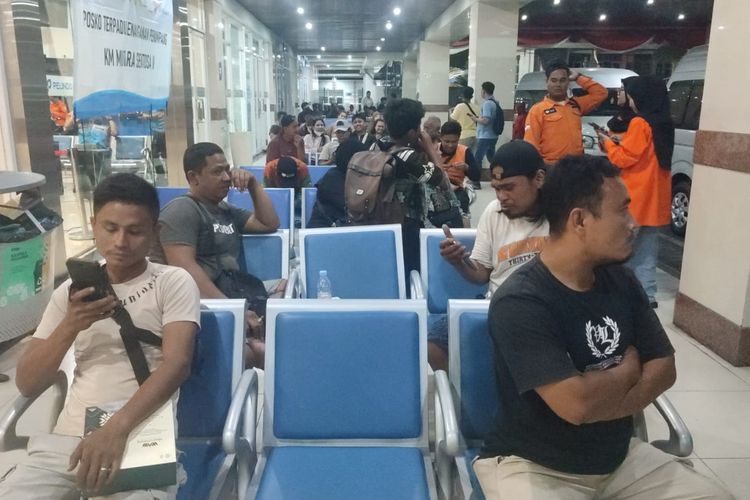 Tangis dan Harap di Tanjung Perak, Keluarga Cari Kabar Penumpang KMP Mutiara Sentosa 2