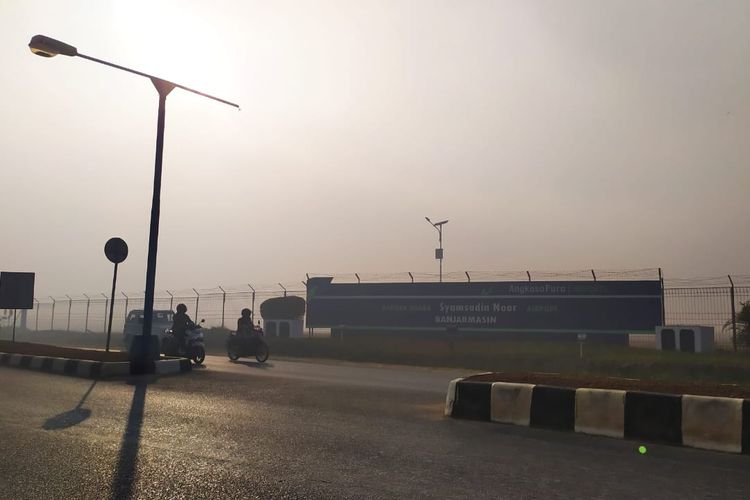 Kabut asap pekat menyelimuti Bandara Syamsuddin Noor, Banjarmasin, pada Kamis (12/9/2019) pagi. Hari ini, kabut asap kembali menyelimuti bandara itu.