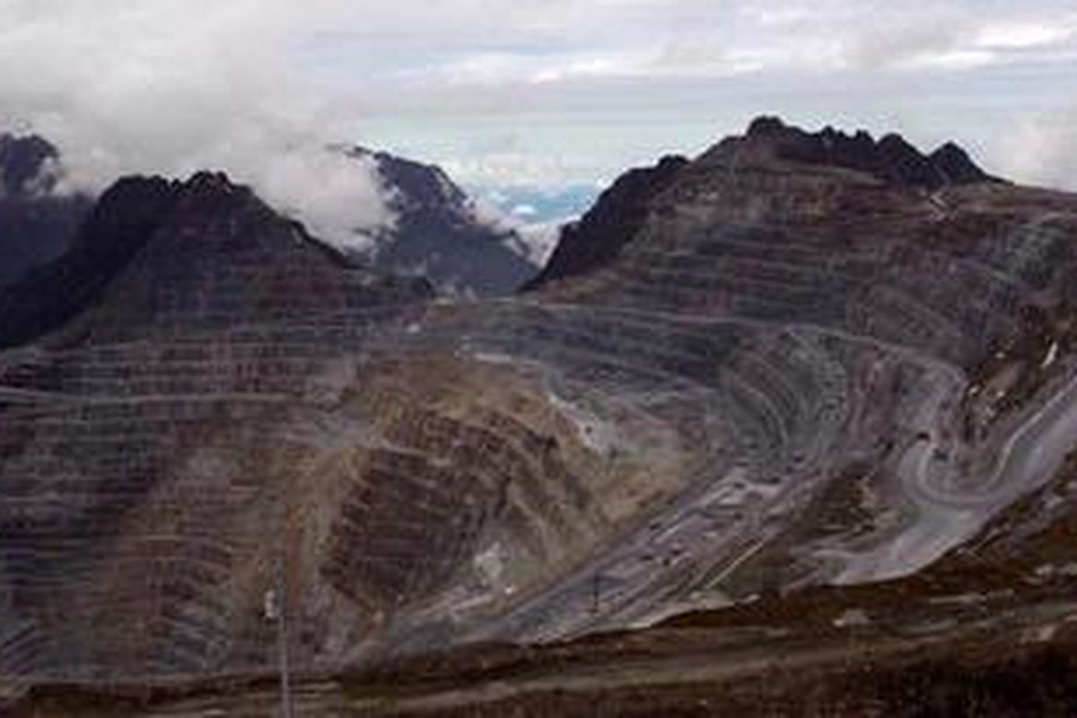 Aktivitas tambang terbuka Grasberg, PT Freeport Indonesia di Papua, Sabtu (12/5/2012). Tambang terbuka Grasberg (kawasan puncak) yang menjadi andalan selama ini akan ditutup pada 2016, potensi yang mulai ditambang dari deposito bawah tanah masih akan berproduksi hingga 2041. Tahun 2041 adalah masa berakhirnya seluruh kontrak (dan masa perpanjangan) Freeport di kawasan ini.
