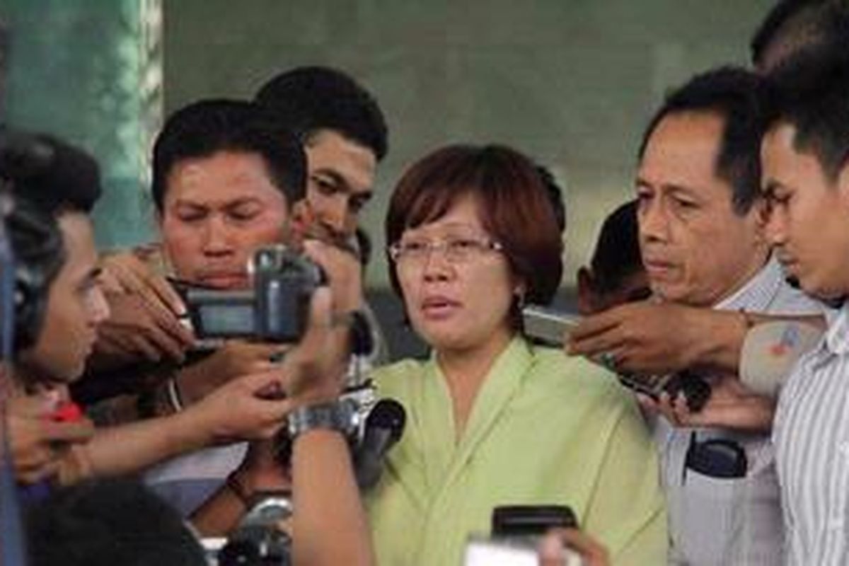 Mindo Rosalina Manulang (berbaju hijau).