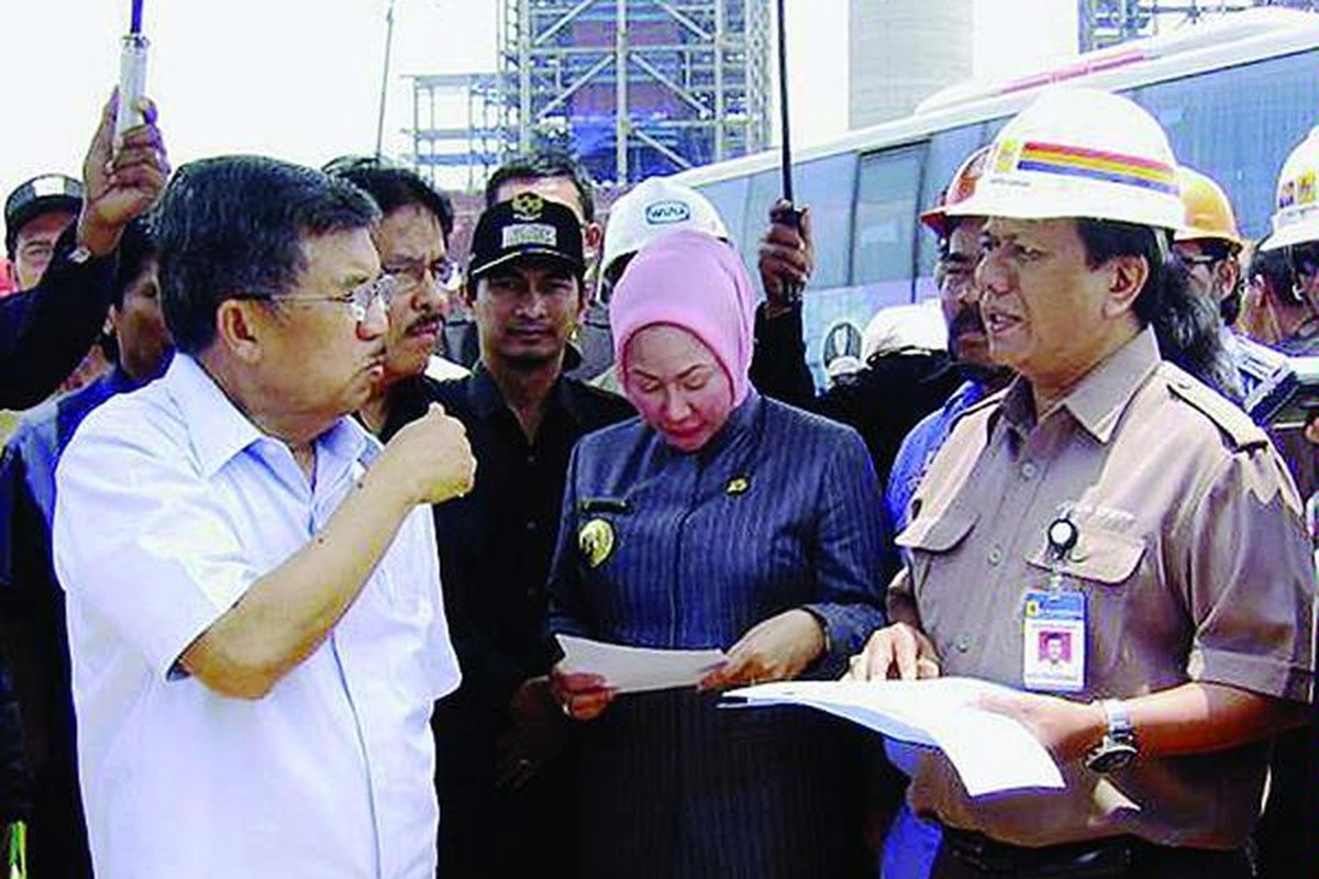 Wakil Presiden Muhammad Jusuf Kalla, Kamis (6/11), meninjau Pembangkit Listrik Tenaga Uap (PLTU) Labuan yang berkapasitas 600 MW di Kabupaten Pandeglang, Provinsi Banten. Direktur Proyek PLTU Labuan Andi J Paherangi tengah menjelaskan perkembangan pembangunan proyek yang kini sudah mencapai 82,4 persen. Satu unit di PLTU ini dijadwalkan mulai operasional Maret 2009.  