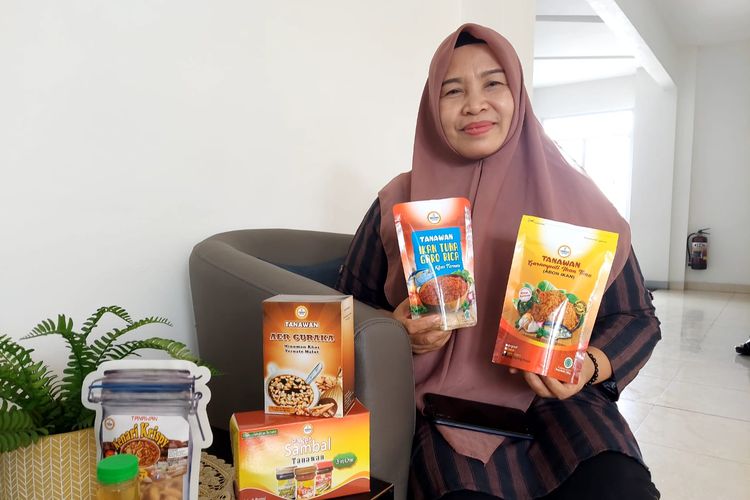 Siti Sulastri dengan produk-produknya yang menggunakan rempah-rempah sebagai bahan baku