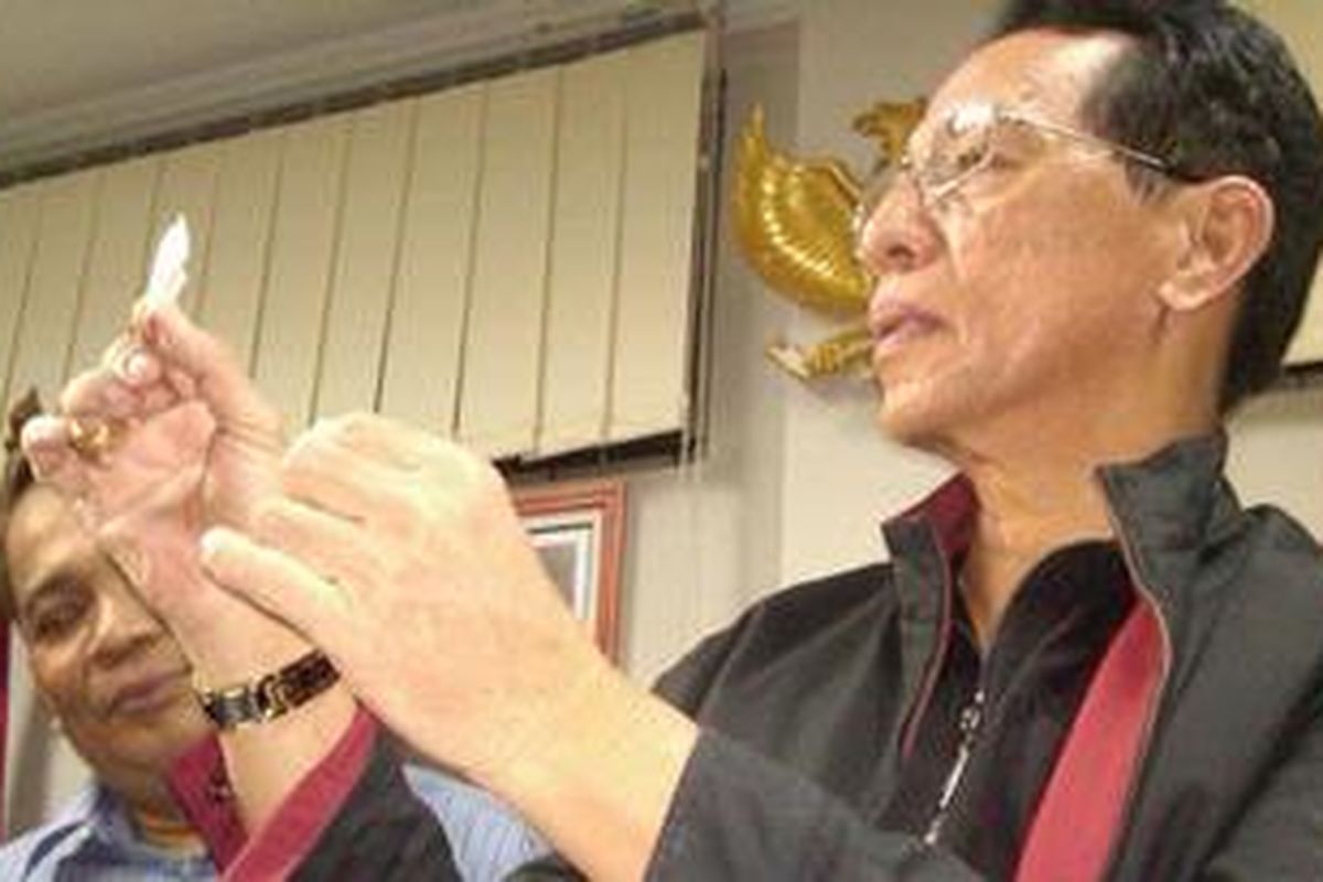 Kepala Kantor Wilayah Kementrian Hukum dan Hak Asasi Manusia, Taswem Tarib memperlihatkan barang bukti 3,2 gram sabu yang ditemukan di salah satu kamar tahanan di lapas Salemba, Jumat (6/1/2012)