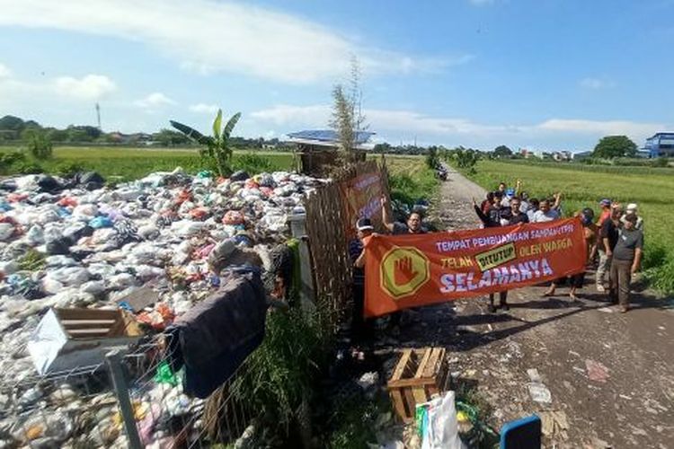 Warga Desa Sawahan, Kecamatan Ngemplak, Boyolali, Jawa Tengah ramai-ramai menutup Tempat Pembuangan Sampah (TPS) tak jauh dari tempat tinggal mereka pada Selasa (5/3/2024).