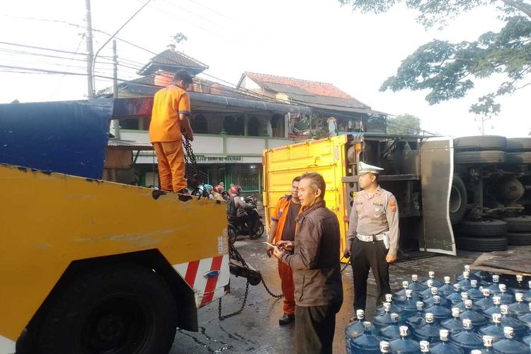 Truk Galon Terguling Tabrak Bus di Rancaekek, Sopir Diduga Mengantuk