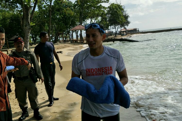 Wakil Gubernur DKI Jakarta Sandiaga Uno seusai berenang di Pulau Bidadari, Kepulauan Seribu, Senin (29/1/2018).