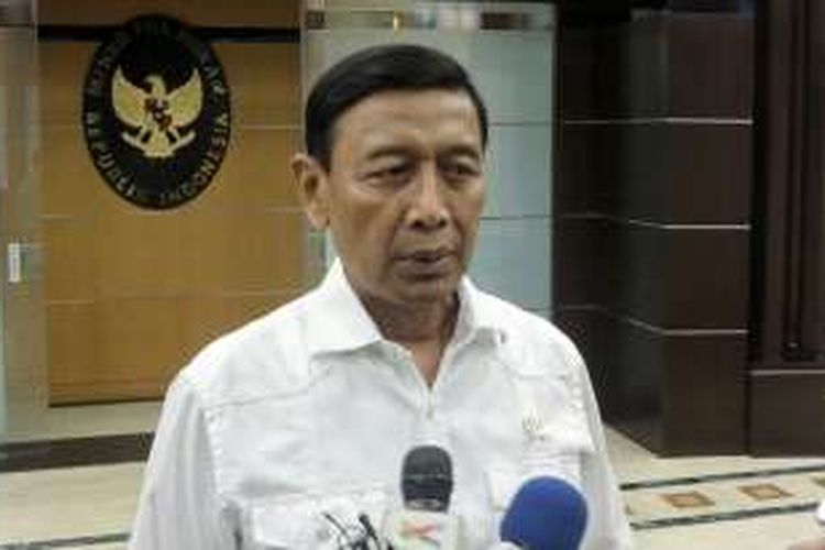 Menko Polhukam Wiranto saat memberikan keterangan usai memimpin Rapat Bersama Tim Satgas Pungli di kantor Kemenko Polhukam, Jakarta Pusat, Kamis (13/10/2016).