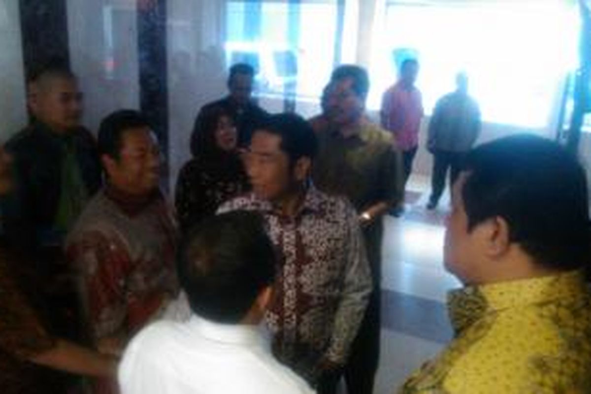 Haji Lulung beserta anggota DPRD lainnya saat menunggu lift di gedung DPRD DKI, sepulang dari Kemendagri, Kamis (5/3/2015) siang.