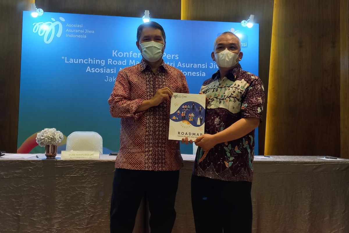 Ketua Dewan Pengurus AAJI Budi Tampubolon dan Direktur Eksekutif AAJI Togar Pasaribu dalam Peluncuran Roadmap Industri Asuransi Jiwa Indonesia