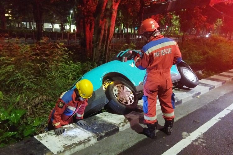 Diduga Sopir Mengantuk, Taksi Daring di Surabaya Terperosok ke Saluran Air