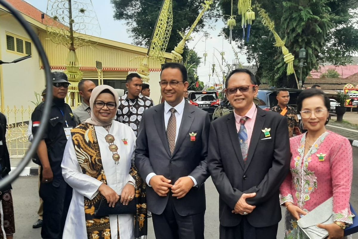 Anies Baswedan bersama Istri saat tiba di Pura Pakualaman untuk menghadiri acara resepsi pernikahan BPH Kusumo Kuntonugroho dengan dr. Laily Annisa Kusumastuti.
