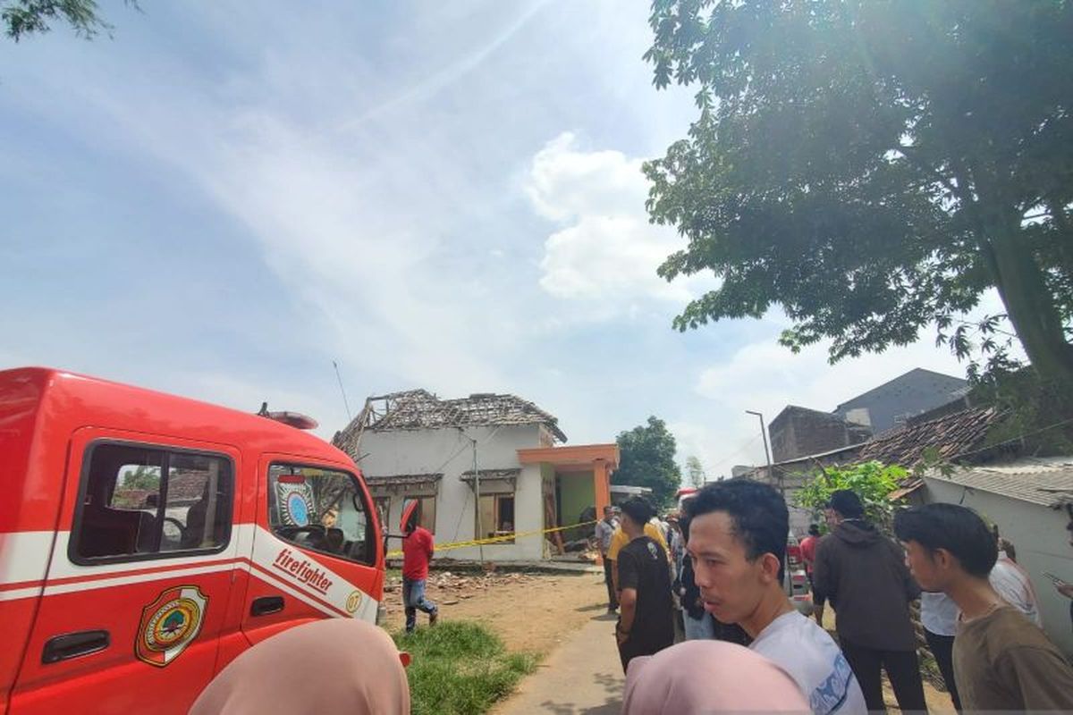 Warga Mojokerto melihat kondisi rumah warga yang meledak hingga mengakibatkan dua orang meninggal dunia. ANTARA/Indra Setiawan