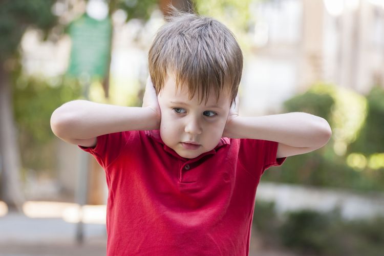 Tanda-tanda autisme seperti tidak merespons saat dipanggil hingga speech delay atau telat berbicara dapat dideteksi sejak anak berusia kurang dari 1 tahun.