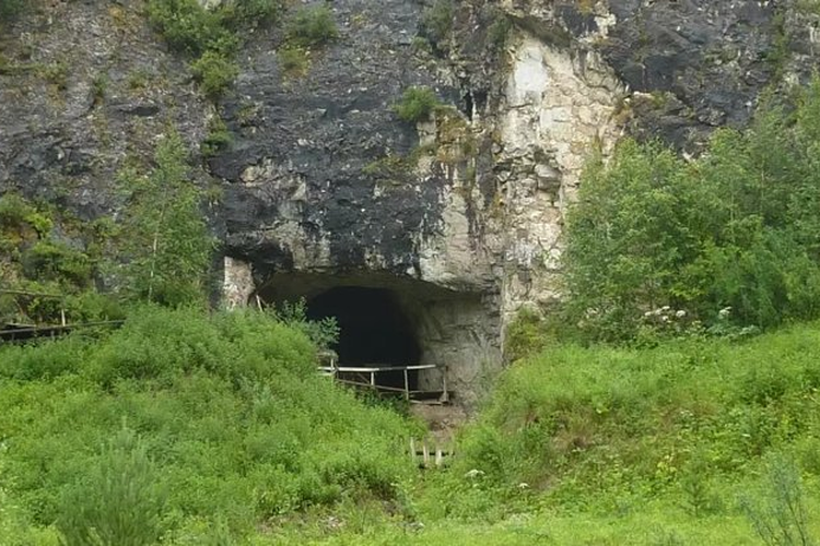 Gua Denisova di Siberia yang merupakan tempat ditemukannya fosil Denisovan, kerabat manusia yang misterius 
