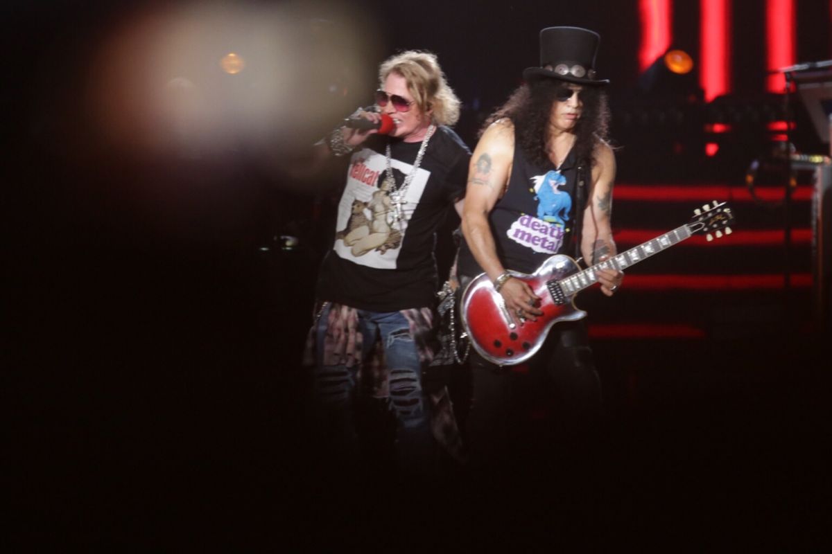 Guns N Roses beraksi pada konsernya yang bertajuk Not In This Lifetime di Gelora Bung Karno, Jakarta, Kamis (8/11/2018). Pada konser tersebut Guns N Roses membawakan sejumlah lagu andalannya diantaranya Welcome to The Jungle, Sweet Child O Mine dan lain-lain.