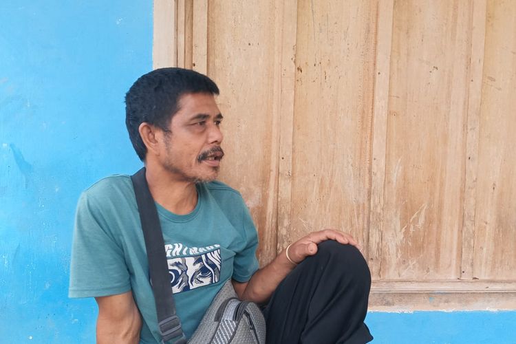 Tumenggung Kedundong Mudo, Jalo sedang duduk di warung yang menjual rokok tanpa cukai di Desa Bukit Suban, Kecamatan Air Hitam, Kabupaten Sarolangun, Jambi Minggu (3/12/2023).
