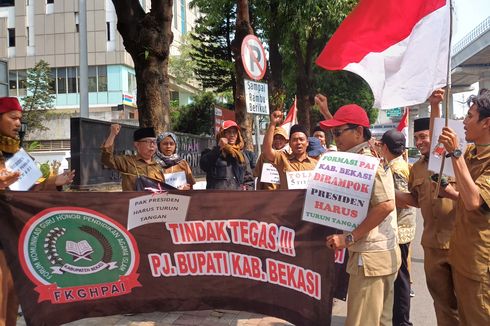 Sambil Shalawat, Puluhan Guru Honorer Lanjut 