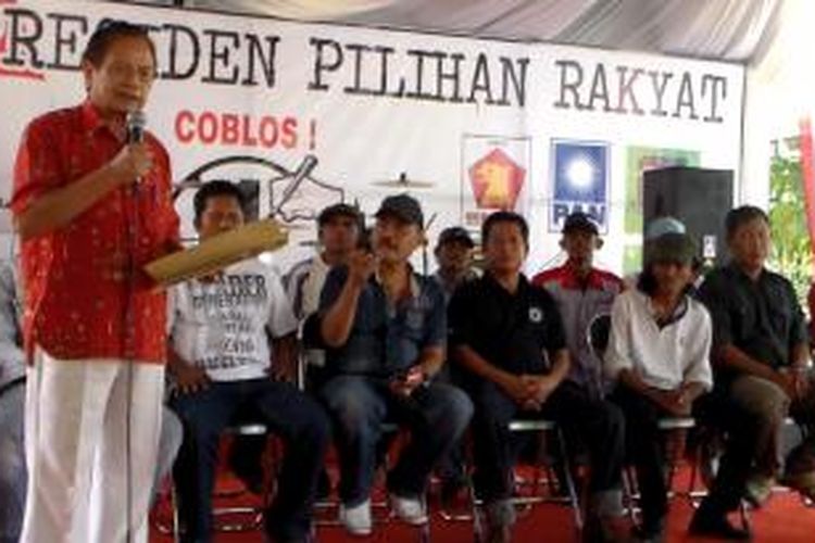 Salah seorang tokoh adat dayak, Lewis KDR saat deklarasi dukungan Lembaga Swadaya Rakyat bagi pasangan capres-cawapres Prabowo-Hatta di Palangkaraya, Kalimantan Tengah.