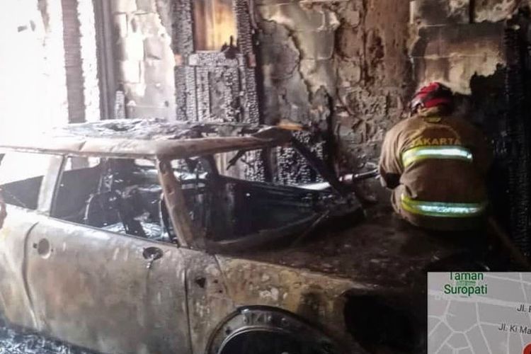 Mini Cooper terbakar saat sedang berada di rumah