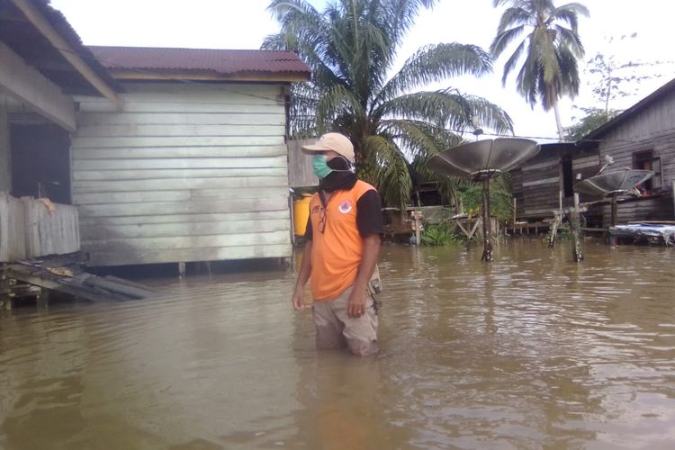 Seorang petugas BPBD Nunukan sedang melakukan pemantauan. Banjir kali ini mengakibatkan 9 kecamatan terendam dan kecamatan Sembakung terparah. Ada 440 KK dengan lebih 1500 jiwa terdampak