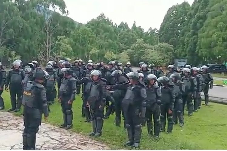 Personel Brimob Polda Sulsel menjaga situasi keamanan dalam rangka pemilihan Wakil Bupati Luwu Timur, Sulawesi Selatan yang berlangsung di Gedung DPRD Luwu Timur, Senin (06/03/2023).