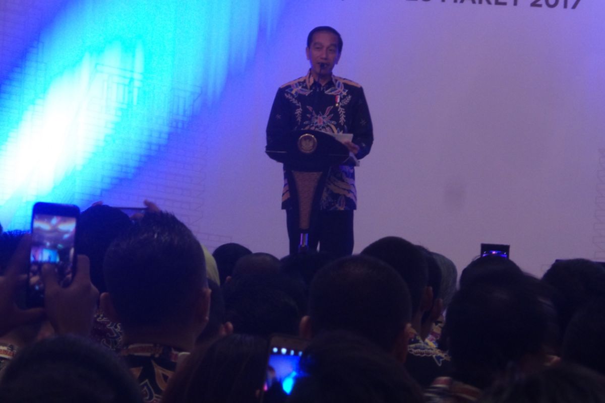 Presiden Joko Widodo saat membuka Rakernas HIPMI di Ballroom Ritz Carlton Hotel, Jakarta, Senin (27/3/2017).