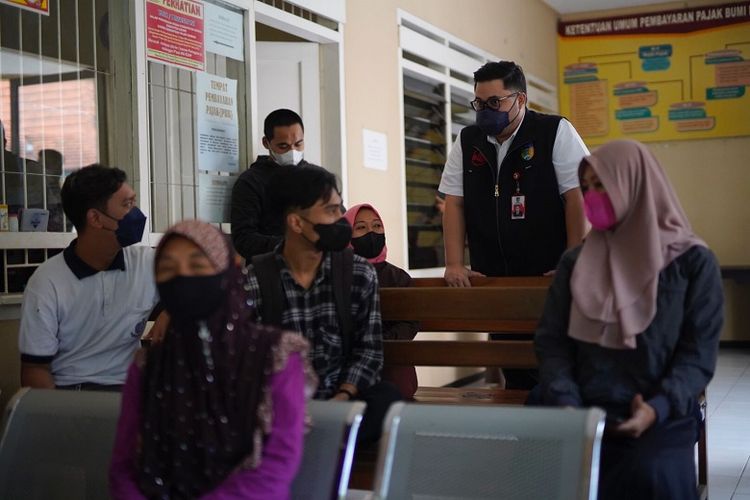 Bupati Kediri Hanindhito Himawan Pramono saat menyapa warga di kantor pelayanan publik Kecamatan Pare, Kabupaten Kediri, Jawa Timur, Senin (22/11/2021).