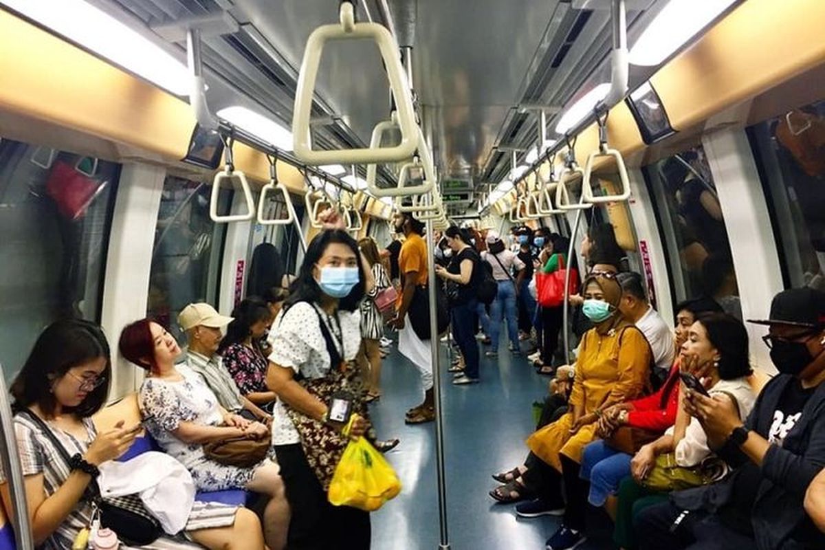 Di tengah mewabahnya virus corona, sejumlah warga terlihat memilih memakai masker ketika menggunakan Mass Rapid Transit (MRT) Singapura 