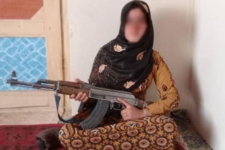 Qamar Gul, gadis remaja yang menembak mati 2 pejuang Taliban karena membunuh kedua orangtuanya di Afghanistan.