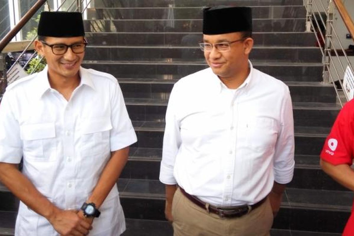 Pasangan calon gubernur dan wakil gubernur DKI Jakarta, Anies Baswedan-Sandiaga Uno saat di kawasan Pulogadung, Jakarta Timur, Senin (13/3/2017).