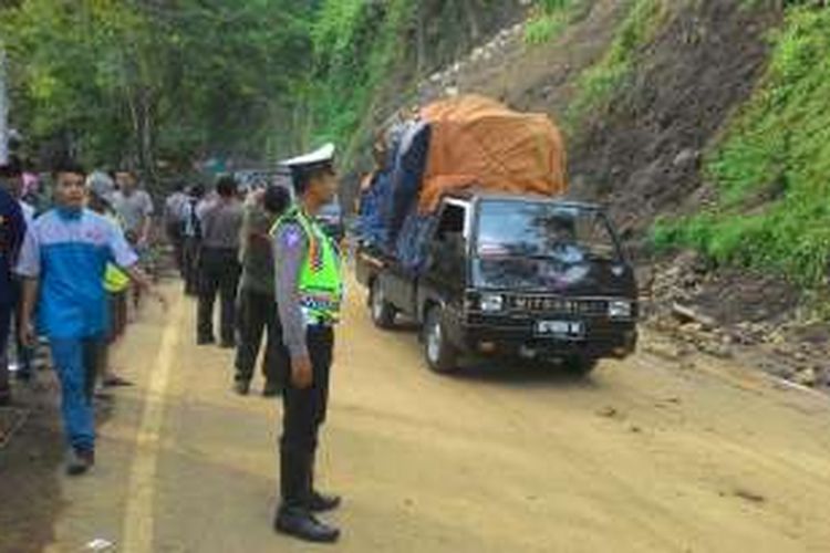 Foto : Arus lalu lintas di jalan Ponorogo-Trenggalek di kilometer 16, Dusun Lumpang, Desa Tugu, Kecamatan Tugu, Kabupaten Trenggalek sudah bisa dilalui setelah 10,5 jam ditutup total, Senin ( 21/11/2016) petang. 