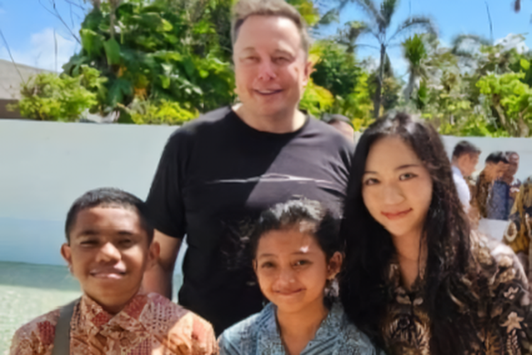 Siswi SDN 1 Pesanggaran Felicia bersama pelajar asal Papua Jose Nerotou bertemu dengan Elon Musk pada ajang World Water Forum ke-10 di Bali, Minggu (19/5/2024)