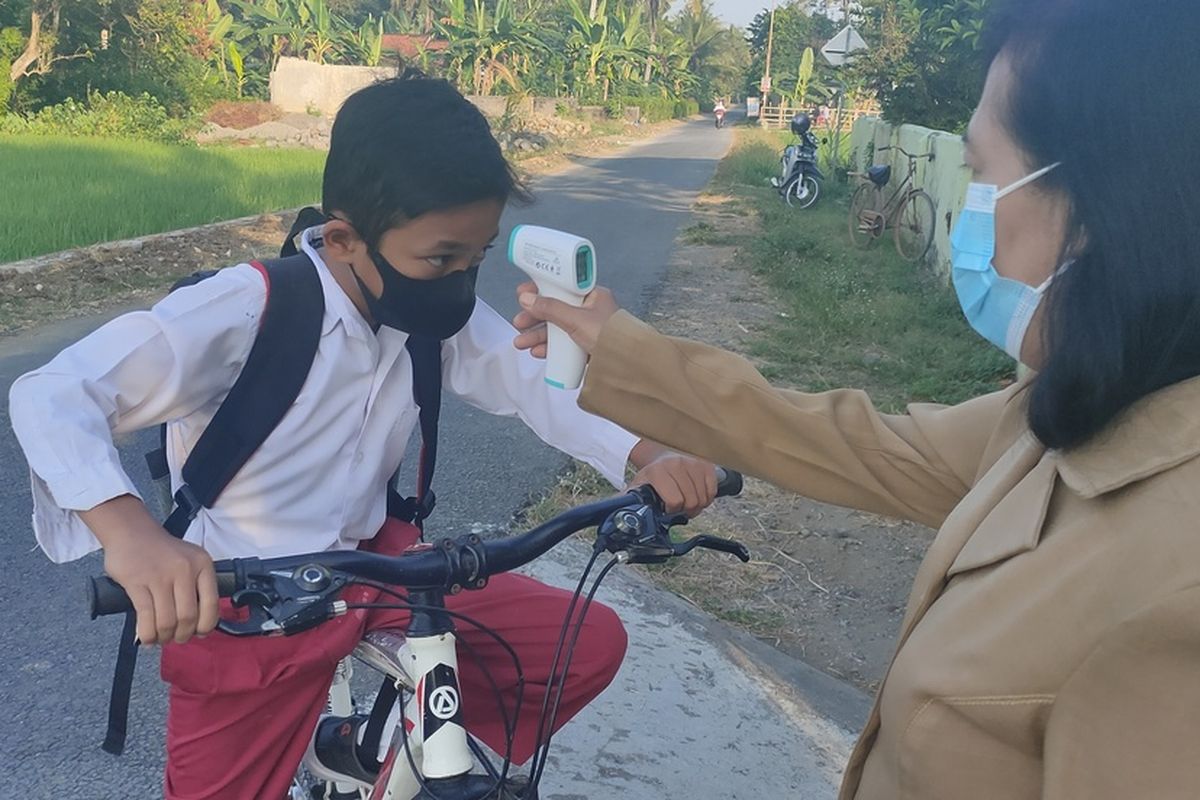 Uji coba Pembelajaran Tatap Muka (PTM) berlangsung di Kabupaten Kulon Progo, Daerah Istimewa Yogyakarta, diikuti pelajar kelas 1 – 5 pada tingkat sekolah dasar.