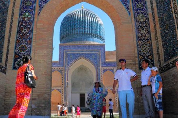 Penduduk Uzbekistan di sebuah masjid kuno bernama Bibi-Khanym di Samarkand, Uzbekistan. Masjid ini salah satu obyek wisata yang menarik di kawasan Asia Tengah. 
