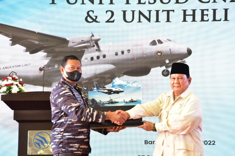 Menteri Pertahanan (Menhan) Republik Indonesia Prabowo Subianto menyerahkan tiga alat utama sistem senjata (alutsista) kepada Kepala Staf Angkatan Laut (Kasal) Laksamana TNI Yudo Margono dan jajarannya di Apron Delivery Center PTDI, Bandung, Jawa Barat, Rabu, (15/6/2022).