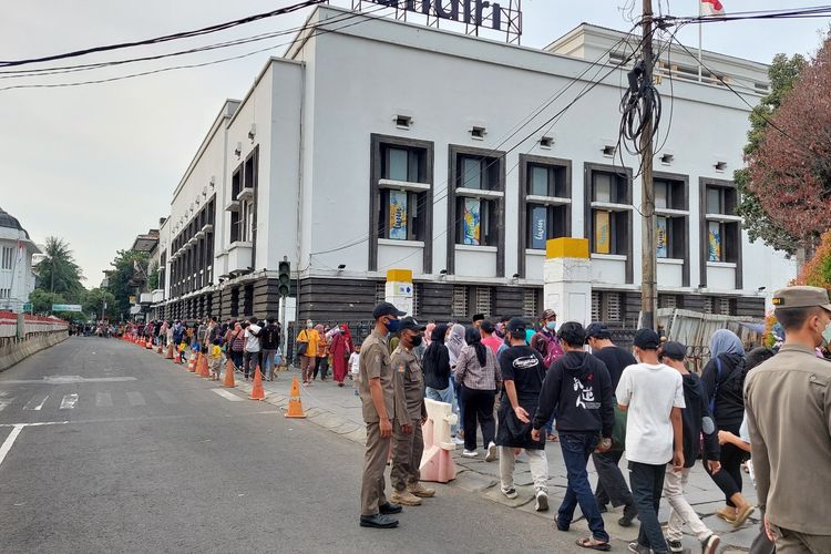 Ratusan calon pengunjung masuk Kawasan Kota Tua Jakarta melalui pintu di dekat Museum Bank Indonesia, pada Sabtu (7/5/2022) sore.