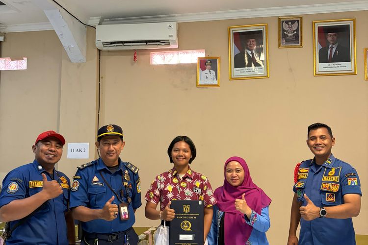 Damkar Bantu Ambil Rapor Siswi Bikin Sekolah Heboh, 