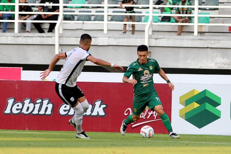 Pemain Persebaya Surabaya Sho Yamamoto dijaga ketat pemain RANS Nusantara FC saat pertandingan pekan ke-4 Liga 1 2023-2024 yang berakhir dengan skor 2-2 di Stadion Gelora Bung Tomo Surabaya, Minggu (23/7/2023) sore.