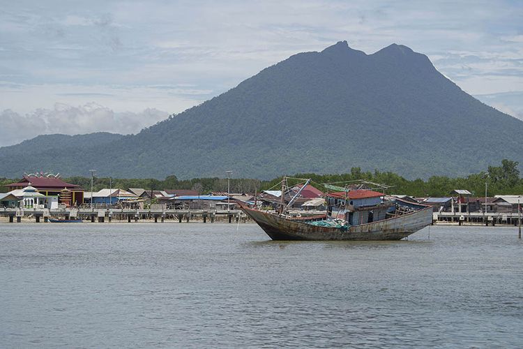 Foto dirilis Senin (8/2/2021), memperlihatkan Gunung Ranai menjadi latar belakang Kota Tua Penagi di Bunguran Timur, Kabupaten Natuna, Kepulauan Riau.