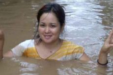 Manado Dikepung Banjir, Wanita Cantik Ini Mendadak Tenar