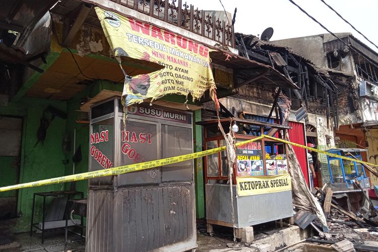 Kebakaran hanguskan empat warung makan dan sebuah agen jasa pengirim barang di samping Mall Depok Town Square, Depok, Selasa (17/12/2019)